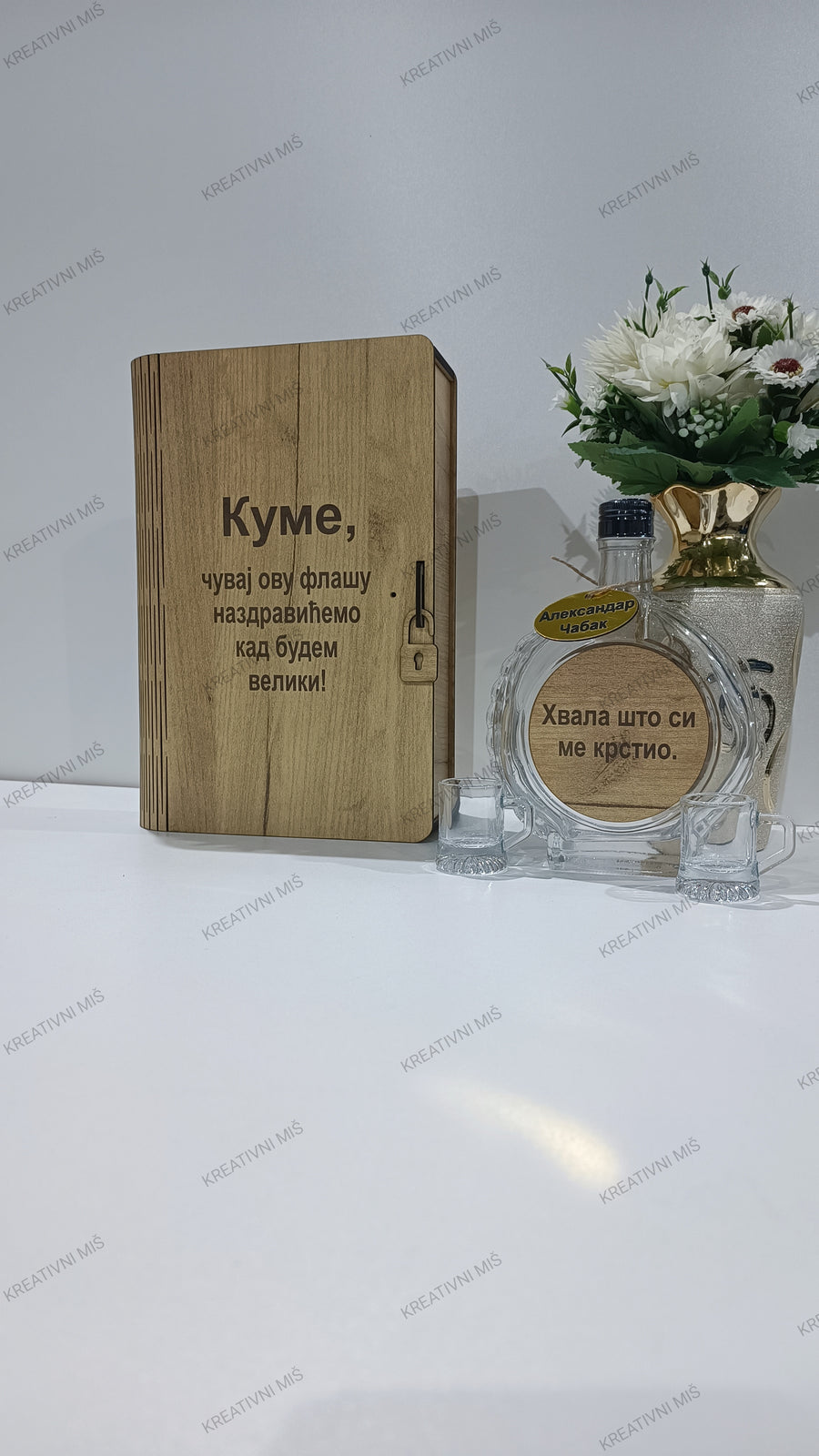 Personalizovani drveni poklon-set sa bocom i čašama Kreativnog Miša